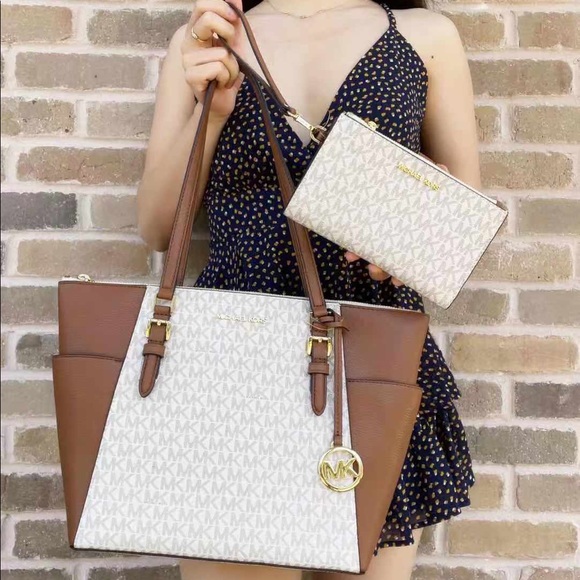 BUNDLE💕Michael Kors Tote Vanilla MK & Wristlet - Picture 2 of 8